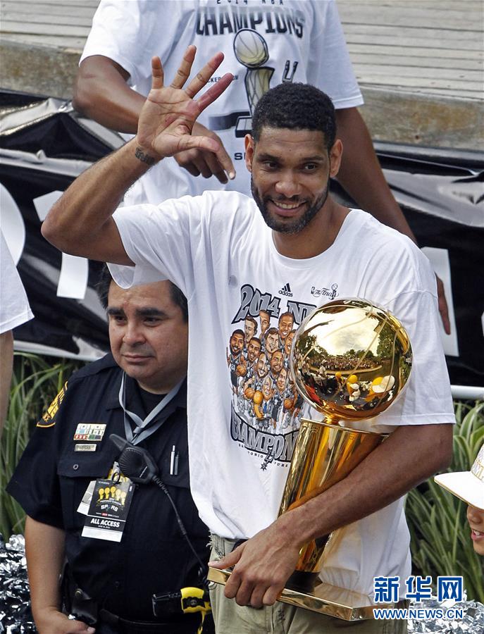 [足球之夜]国足胜了 伊万“笑了”.